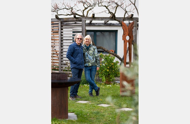 Gerti und Mark Walker aus Hildisrieden in ihrem Garten voller Skulpturen. (Foto zvg)