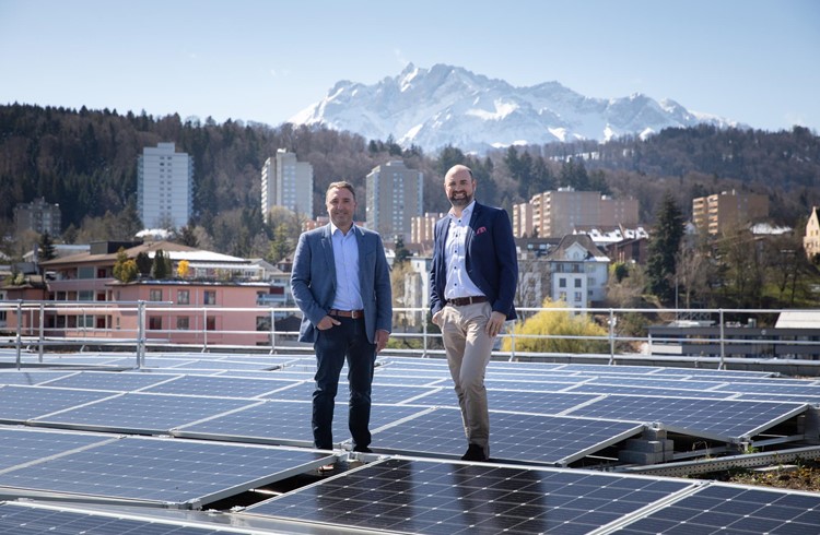 CKW wächst mit dem Kauf von Solarville AG im Solarbereich: Thomas Bachmann (links), CEO Solarville, und Linus Gähwiler, Leiter Geschäftsbereich Gebäudetechnik bei CKW.
(Foto zvg)