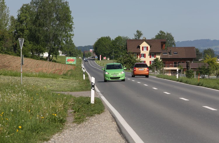 Die Platzverhältnisse auf der Kantonsstrasse zwischen Neuenkirch und Nottwil sind eng. (Foto ana/Archiv)