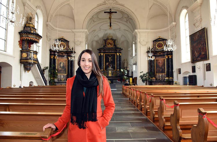 Aline Mumbacher steht in der Kirche St. Stephan in Sempach. Hier hat sie bereits als Minstrantin gedient. Heute ist sie Gemeindeleiterin in Konolfingen. (Foto Geri Wyss)