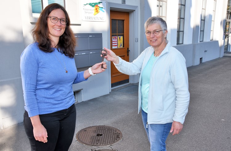 Heidi Frey (rechts) hat einen Schlüssel symbolhaft an die neue Korporationsschreiberin Helen Sieber-Bühlmann übergeben. (Foto Geri Wyss)