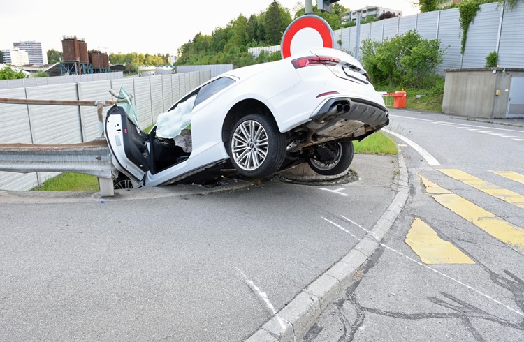 Ein Unfallauto in Emmenbrücke wäre beinahe über die Autobahnböschung gekippt. (Foto zvg Luzerner Polizei)