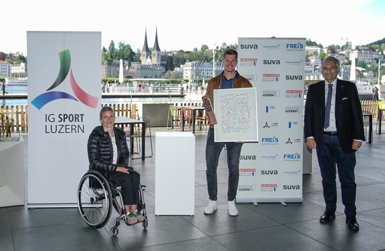 Roman Röösli (Bildmitte) durfte von seiner Vorgängerin Manuela Schär und Regierungsrat Guido Graf den Sportpreis 2020 entgegennehmen.  Foto Martin Meienberger
