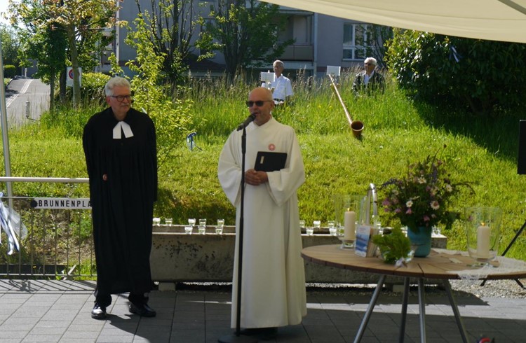 Der pastorale Mitarbeiter der Pfarrei Nottwil, Roland Grütter, segnete den Begegnungsplatz ein. (Foto zvg)
