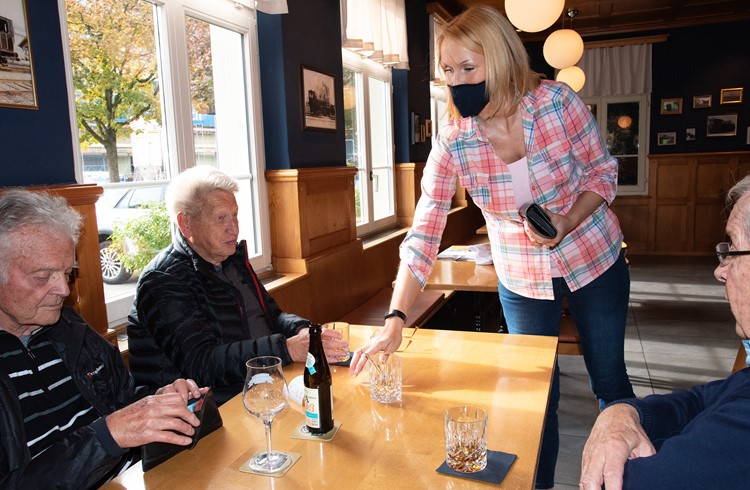 Nun dürfen Gäste wieder in den Innenbereichen von Restaurants, Bars und Cafés konsumieren. (Foto Livia Kurmann/Archiv)