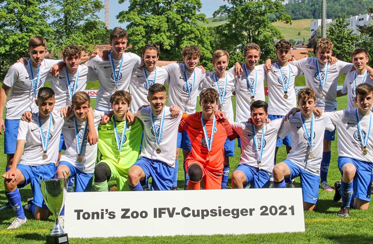 Die C-Junioren des Teams Sempachersee durften nach dem Cupsieg feiern. (Foto ZVG)