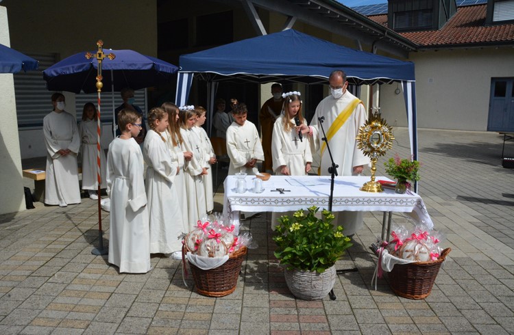 Die Erstkommunionkinder gestalten den Festgottesdienst mit – das Heilige Brot wird erst nach der Eucharistiefeier in die Monstranz (rechts) gelegt. (Foto Margrit Leisibach Hausheer)