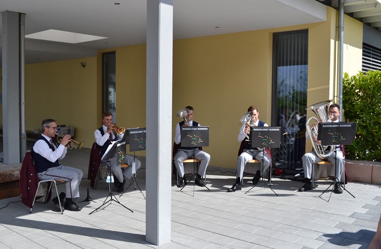 Das Quintett der mitfeiernden noch alt-uniformierten Musikgesellschaft Hildisrieden. (Foto Emil Barmet)