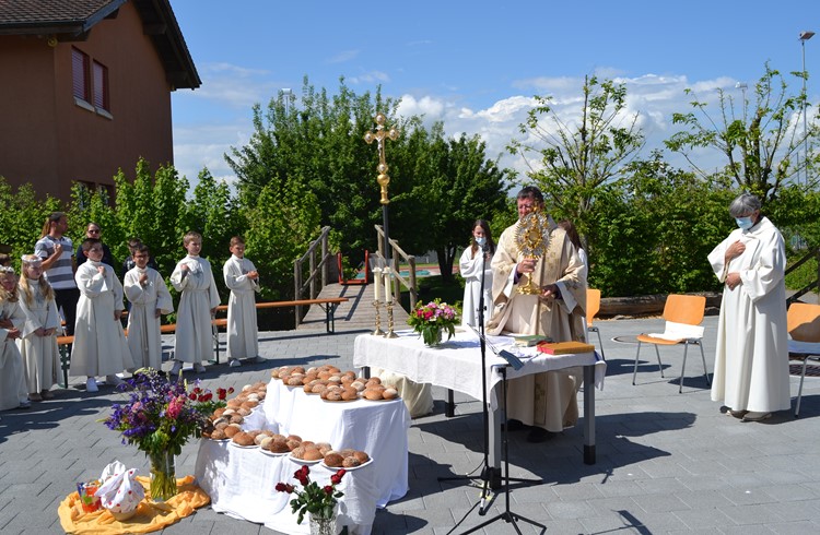 Bruder Bruno Fäh spendet der Gemeinde den eucharistischen Segen mit der Monstranz.(Foto Emil Barmet)