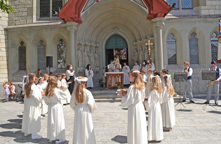 Die Erstkommunikanten beim Schlusssegen vor dem Kirchenportal. (Foto Emil Barmet)