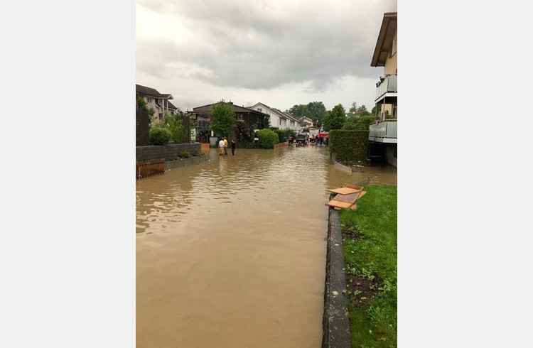 Das jüngste Unwetter am 7. Juni sorgte auch für Überflutungen in der Sonnmattstrasse in Neuenkirch. (Foto Feuerwehr Neuenkirch Hellbühl)