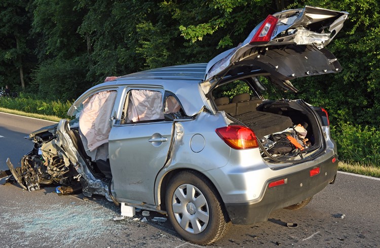 Das erste Fahrzeug erlitt einen Totalschaden … (Foto Luzerner Polizei)