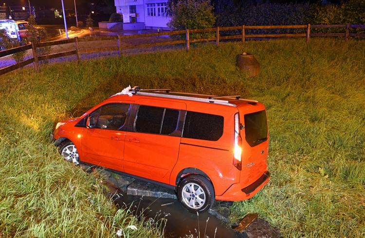 In Neuenkirch landete ein Fahrer mit seinem Auto in einem Retentionsbecken. (Foto zVg)