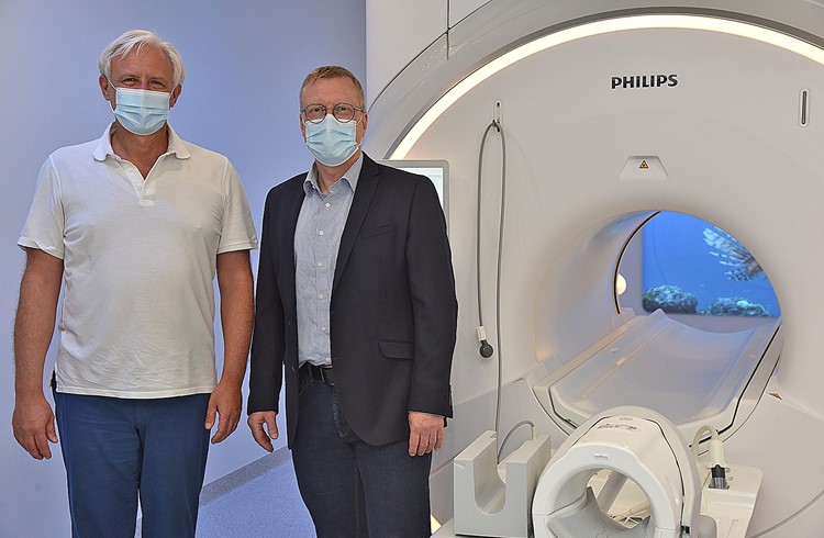 Michael Kaltefleiter, ärztlicher Leiter der MIL AG (links), und Andreas Falk, Standortleiter Radiologie am Luks Sursee, vor dem hochmodernen Magnetresonanztomografen. (Foto Daniel Zumbühl)