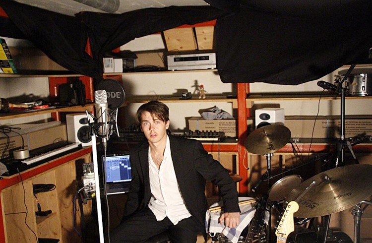 Axel «Marena» Umiglia während der Produktion seiner EP im «Bunker». (Foto ZVG)