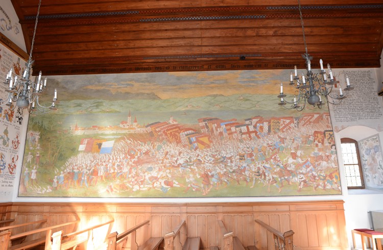 Die gesamte Nordwestwand der Schlachtkapelle zeigt eine monumentale Darstellung der Schlacht bei Sempach. (Foto Geri Wyss/Archiv)