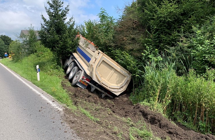 Ein Lastwagen war am Montagnachmittag auf Abwegen. (Foto zvg Luzerner Polizei)