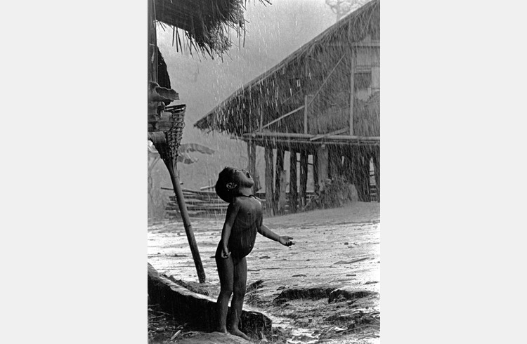 Bild Nr. 2: Diese stimmungsvolle Momentaufnahme eines kleinen Buben, der sich im Tropenregen wäscht, gelang Hanspeter Dahinden auf einem nicht ungefährlichen Trip in Nordthailand. (Foto Hanspeter Dahinden)