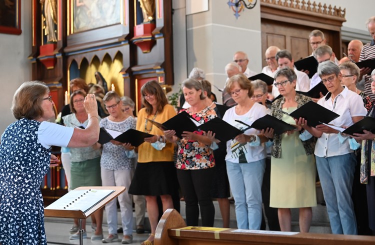 Unter der Leitung von Ruth Hodel sangen die Kirchenchöre Nottwil und Oberkirch und wurden dabei unterstützt von Jodlerinnen.  (Foto Werner Mathis)