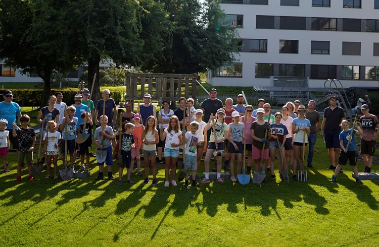 45 Eltern und Kinder sorgten dafür, dass der Rückbau des Spielplatzes in Sempach Station ruckzuck abgeschlossen war. (Foto zvg)