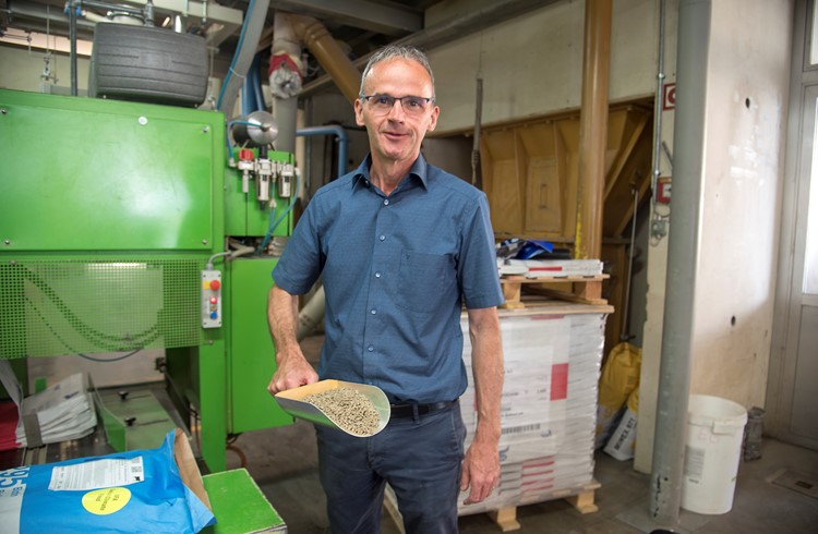 Urs Steiner ist Produktionsleiter der UFA-Werke Sursee und zeigt das neue Futtermittel.  (Foto Thomas Stillhart)