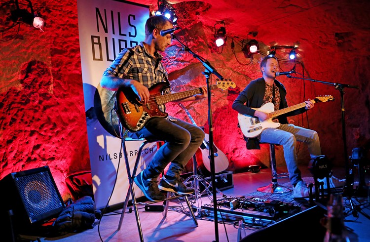 Singer/Songwriter Nils Burri (rechts) gab am 15. Februar 2019 das letzte Konzert vor dem Umbau des Schtei. Am «Oberstädtlifäscht» tritt er nun solo auf. (Foto Archiv/Geri Wyss)