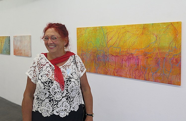 Marlène Schäfer vor einem ihrer Bilder, die im Kunstforum Sursee zu sehen sind. (Foto Urs Wigger)