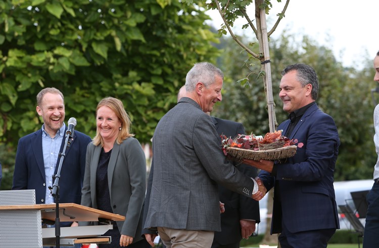 FDP-Fraktionschef Georg Dubach aus Triengen gratulierte Rolf Bossart. (Foto Ana Birchler-Cruz)