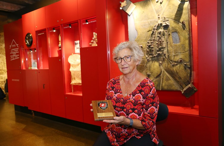 Museumsleiterin Marianne Haas zeigt die Erinnerungstafel von Korpskommandant Thomas Süssli. (Foto Geri Wyss)