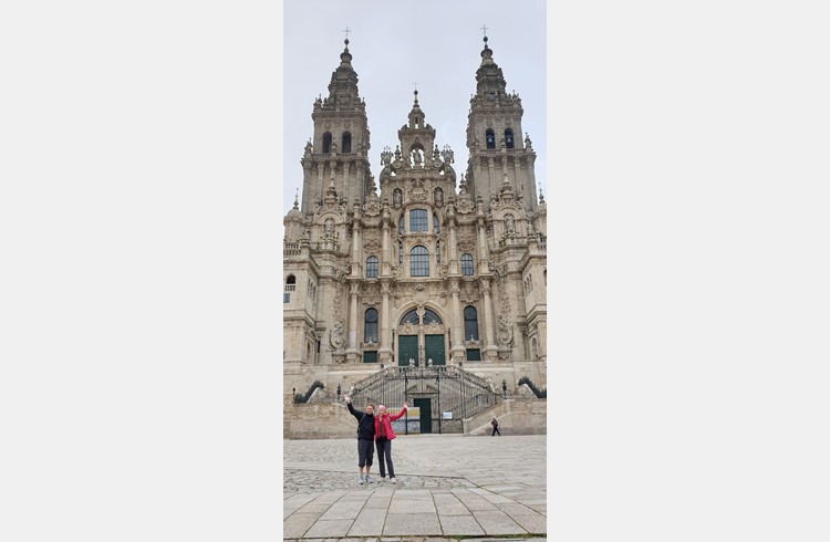 Pfarrer Hans Weber mit seiner Frau Luzia vor der Kathedrale in Santiago – ein üblicherweise mit vielen Menschen gesäumter Platz. (Foto zvg)