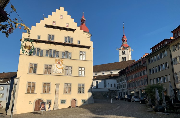 Das Rathaus und die Pfarrkirche bilden die Kulisse des kantonalen Musikfests 2025 in Sursee.  (Foto Thomas Stillhart)