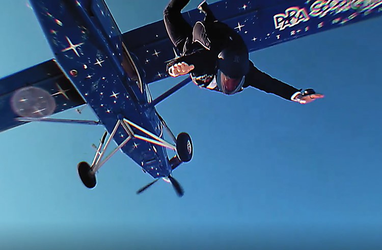 In dieser Szene springt Nicola Caviezel hoch über Triengen aus dem Flugzeug.  (Foto zvg)