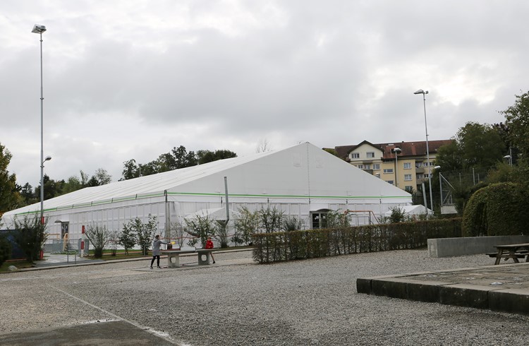 Für rund ein halbes Jahr dient ein grosses Zelt auf dem Rasenplatz vor der Turnhalle Grünau dem Indoor-Sport. (Foto Geri Wyss)