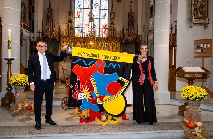 Das Göttipaar Pamela Estermann und Hugo Schürmann zeigen stolz das neue Identifikationssymbol der Götschizunft. (Foto Ernst Hurschler)