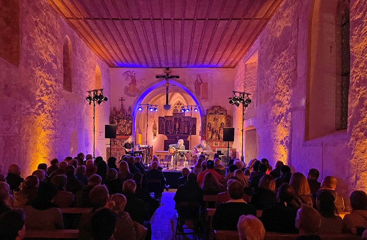 Konzertlokal, Lichtshow und das Trio um die bekannte Berner Sängerin Jaël begeisterten die Besucherinnen und Besucher in der Kirche St. Martin. (Foto zvg)