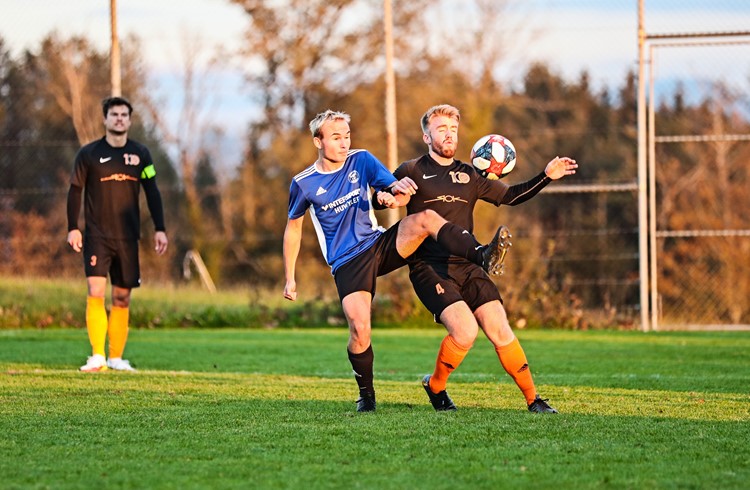 Der 17-jährige Nils Röösli (im blauen Dress) war mit seinen zwei Treffern Mann des Spiels. (Foto Manuel Arnold)