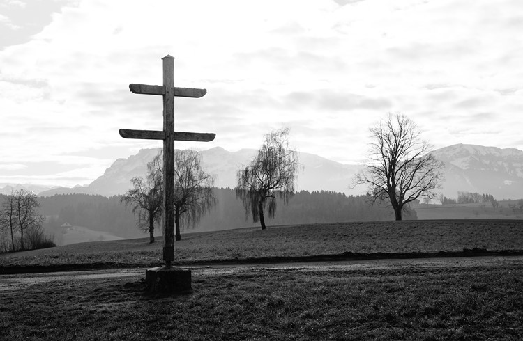 Spaziert man auf dem Türstweg in Sigigen (Ruswil) trifft man irgendwann auf ein doppelbalkiges Wetterkreuz. Dieses soll Wandernde daran erinnern, dass hier in stürmischen Nächten das Heer der Toten vorbeizieht. (Foto Kurt Lussi)