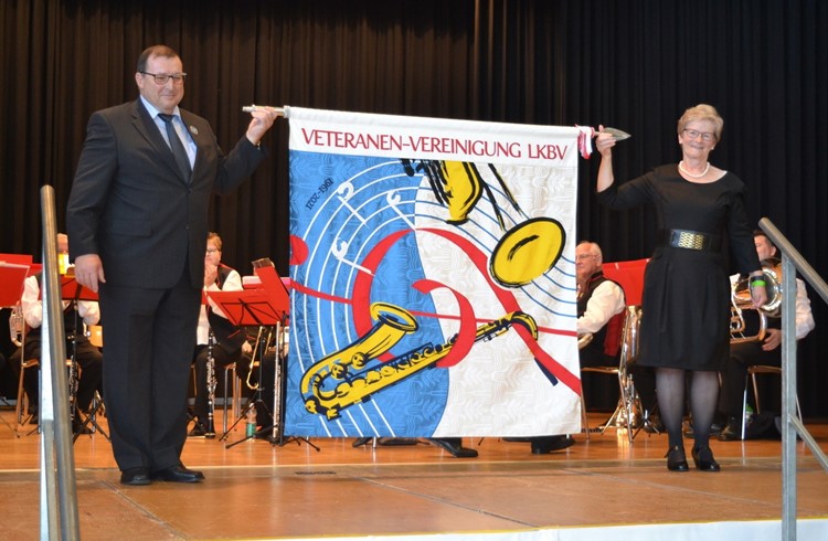 Fahnengotte Edith Meier Sempach und Fahnengötti Peter Müller, Rothenburg präsentieren die neue Fahne. (Foto Emil Barmet)