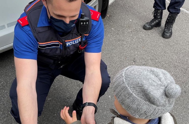 Die Polizei unterstützt die Bestrebungen, besonders verletzliche Verkehrsteilnehmer durch bessere Sichtbarkeit zu schützen. (Symbolbild Kantonspolizei Schwyz)