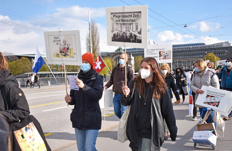 Fast in jedem Kanton gingen die Pflegenden mit Schildern auf die Strasse. So auch im Herbst am «Walk of Care» in Luzern. (Foto Archiv/Livia Kurmann)