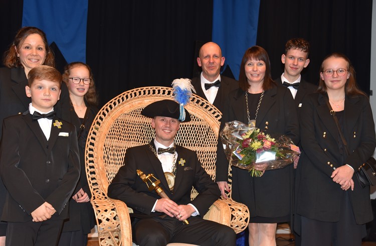 Die Familie des Zunftmeisters (links) und die Familie der Weibelin Priska Duss-Aecherli (rechts) (Foto Franziska Haas)