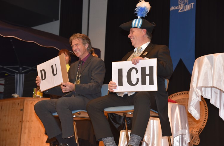 Das Spiel «Ich oder Du» mit dem ehemaligen Weibel Meinrad Peter (links) und Altzunftmeister Otmar Böbner-Hunziker (rechts) (Foto Franziska Haas)
