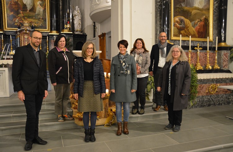 Die beiden Kirchenräte Ivo Bieri und Stefan Ruckli, mit Susanne Corradini, Béa Bucher, Patricia Lang, Simone Häfliger und Susanne Messerli (v.l.n.r). (Foto ZVG)