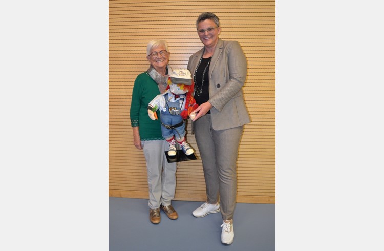 Gemeindepräsidentin Monika Emmenegger überreicht die «Wilde Riedhilde» an Zita Müller, die im sozialen Bereich in Gemeinde und Dorf sehr viel geleistet hat. (Foto Emil Barmet)