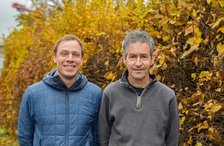 Patrick Kaufmann (links) ist seit drei Jahren als Samichlaus unterwegs und Otto Emmenegger war über 35 Jahre lang Chlaus.  (Foto Franziska Haas)