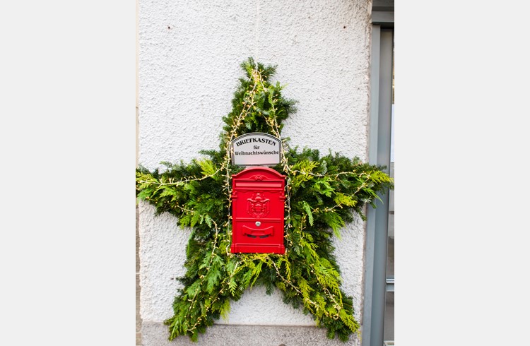 Der Rote Briefkasten ist an der Stadtstrasse 34 in Sempach zu finden.  (Foto Franziska Haas)