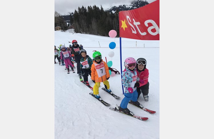 Beim Skiclub Sempach-Neuenkirch lernen die Jüngsten, sich erst einmal auf der noch ungewohnten Schneeunterlage zurecht zu finden. (Foto zvg)