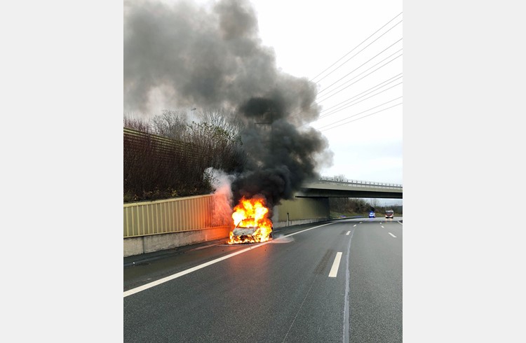 Auf der A2 bei Knutwil brannte ein Auto.  (Foto Luzerner Polizei)