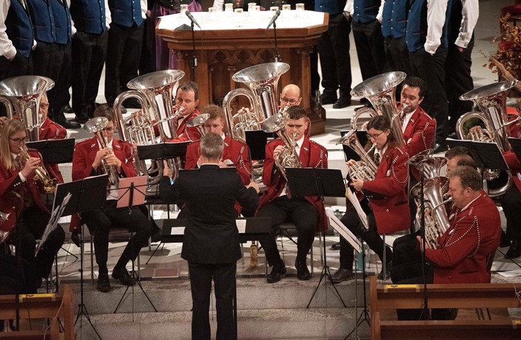 Thomas Theiler dirigierte die Brass Band Feldmusik Nottwil.  (Foto Thomas Stillhart)