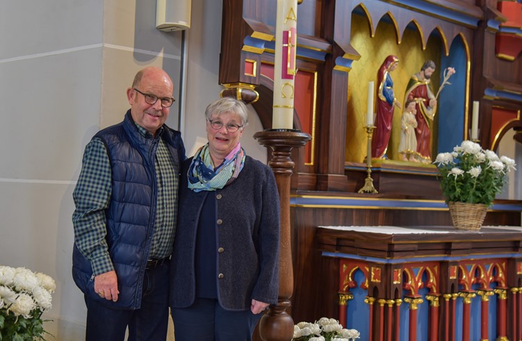 Posieren am Arbeitsort: Stephan und Anita Troxler in der Pfarrkirche Nottwil. (Foto Franziska Haas)